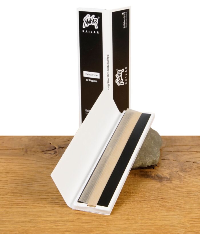 Geöffnete Packung der Kailar King Size Slim Longpapers unbleached mit sichtbarem braunem Papier.