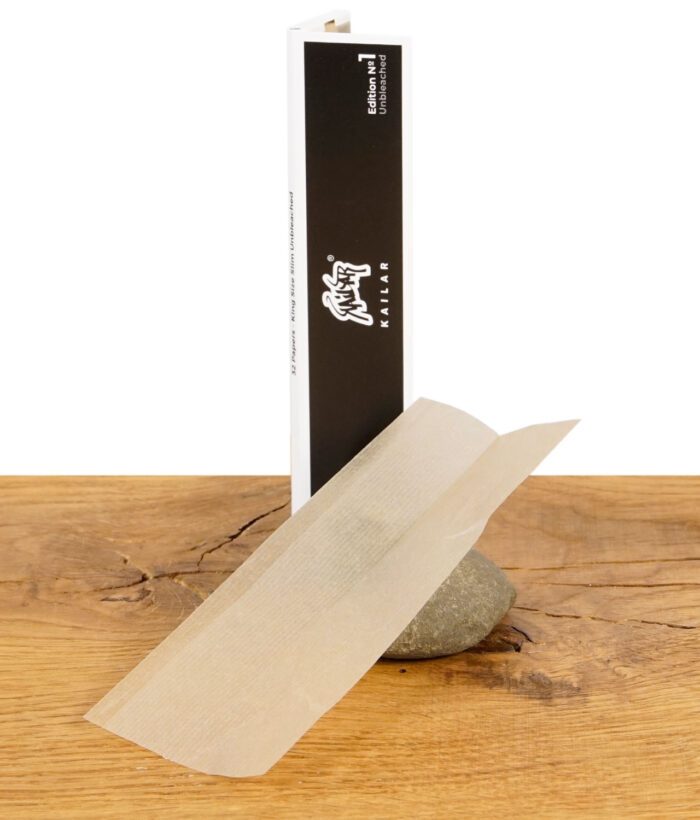 Einzelnes ungebleichtes Drehpapier von Kailar King Size Slim Longpapers vor aufgestellter Verpackung.