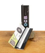 Geöffnete Packung der OCB Premium Papers King Size Slim mit sichtbarem Drehpapier und Werbeeinleger.