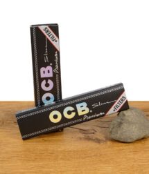 Zwei geschlossene Packungen OCB Premium Slim + Filters mit holografischem Logo und Filter-Hinweis auf schwarzem Design.