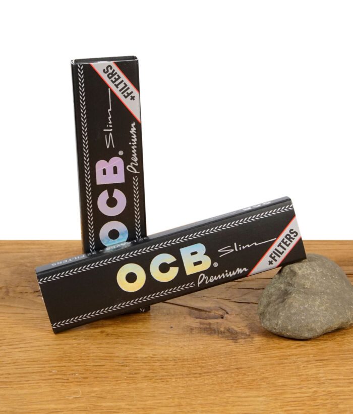 Zwei geschlossene Packungen OCB Premium Slim + Filters mit holografischem Logo und Filter-Hinweis auf schwarzem Design.