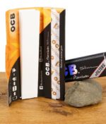 Geöffnete Packung der OCB Premium Slim + Filters mit integrierten Filtertips und Longpapers, gut sichtbar nebeneinander.