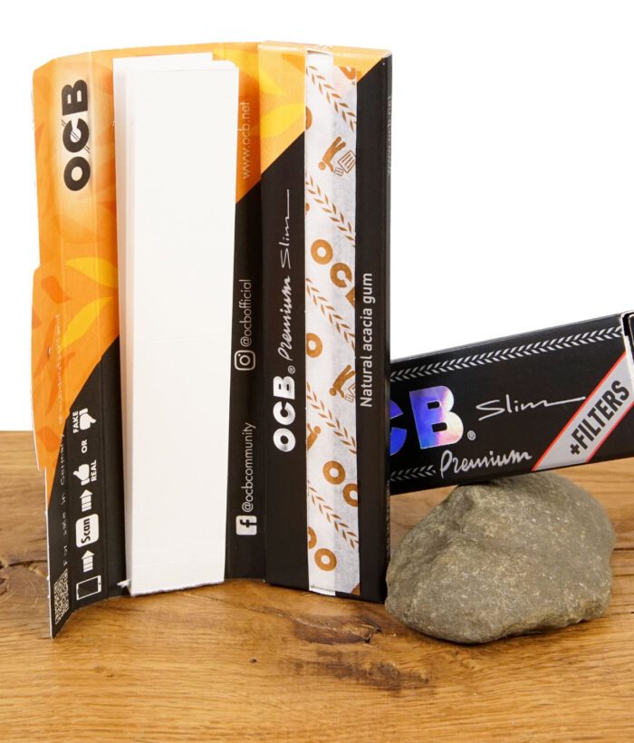 Geöffnete Packung der OCB Premium Slim + Filters mit integrierten Filtertips und Longpapers, gut sichtbar nebeneinander.