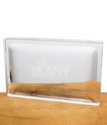 RAW Crystal Glass Rolling Tray in kompletter Ansicht auf Holztisch – luxuriöses Rolling Tray aus Klarglas.