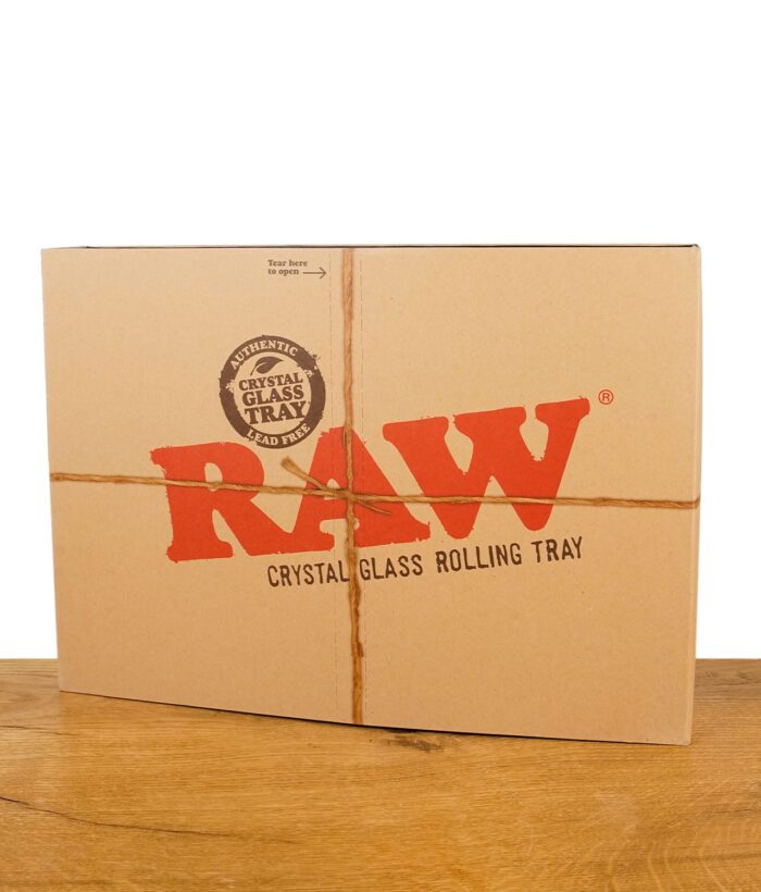 Verpackung des RAW Crystal Glass Rolling Trays aus braunem Karton mit rotem Logo und Bindfaden im RAW-Stil.