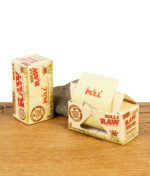 RAW Organic Hemp Rolls Kingsize Slim in geöffneter Packung mit herausziehbarem Papierstreifen und „PULL“-Lasche.
