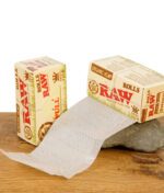 RAW Rolls Organic Hemp Papier in Kingsize Slim Format – halb herausgezogen aus der Box mit 5 Meter Länge.