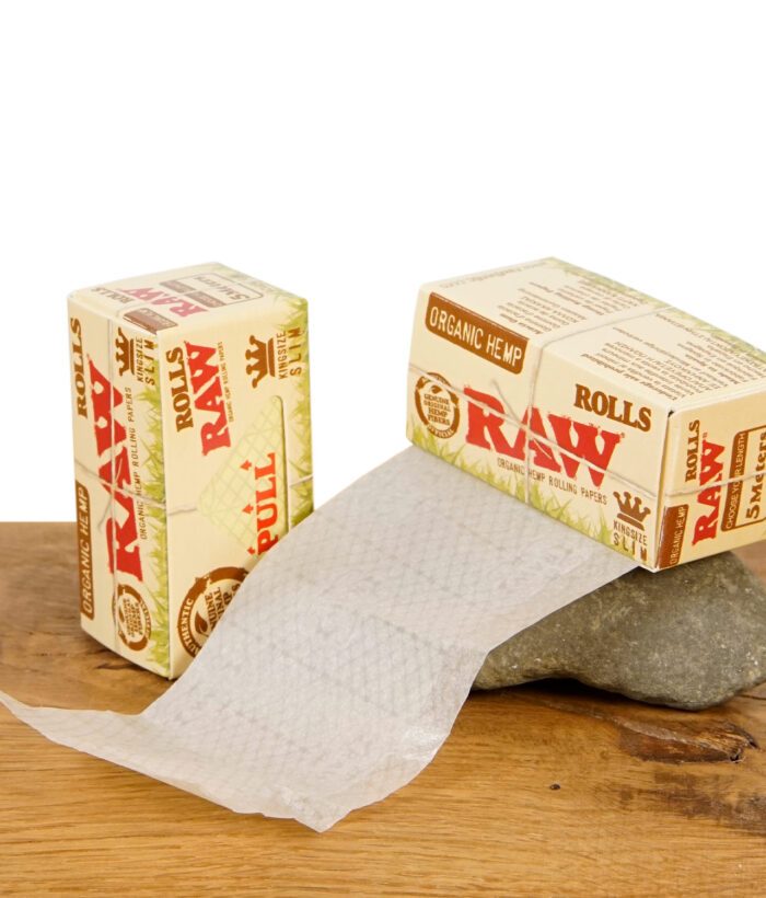 RAW Rolls Organic Hemp Papier in Kingsize Slim Format – halb herausgezogen aus der Box mit 5 Meter Länge.