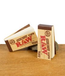 Zwei ungeöffnete Booklets der RAW Perforated Wide Tips mit braunem Deckblatt und naturbelassener Papieroptik.