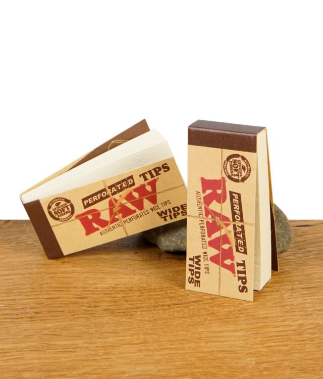 Zwei ungeöffnete Booklets der RAW Perforated Wide Tips mit braunem Deckblatt und naturbelassener Papieroptik.