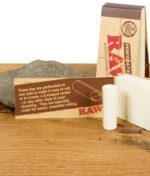 Nahaufnahme eines RAW Perforated Wide Tips mit Infokarte zur einfachen Z-Form-Rollung, ideal für selbstgedrehte Joints.