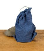 Dunkelblauer Stoffbeutel mit Kordelzug – praktische Transporttasche für den Black Leaf Grinder.