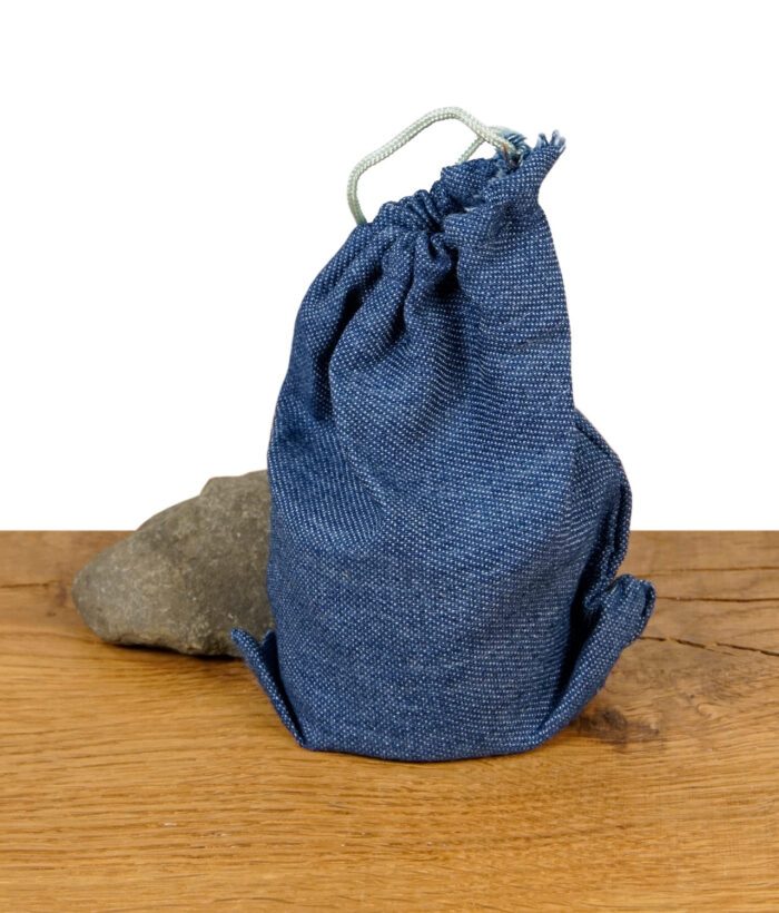 Dunkelblauer Stoffbeutel mit Kordelzug – praktische Transporttasche für den Black Leaf Grinder.