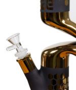 Detailaufnahme des Glas-Köpfchens der goldenen Bong mit Silikonummantelung.