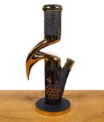 Moderne Bong mit goldener Metallic-Oberfläche und Wabenmuster auf schwarzem Silikonüberzug.