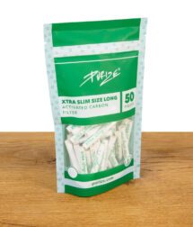 Verschlossene Packung Purize XTRA Slim Size Long Aktivkohlefilter mit 50 Stück im wiederverschließbaren Beutel.