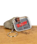 RAW Tiny Tray Schlüsselanhänger aus Metall auf Holztisch mit Stein