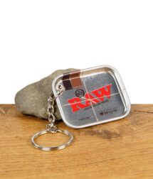 RAW Tiny Tray Schlüsselanhänger aus Metall auf Holztisch mit Stein