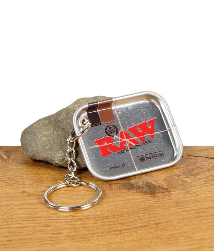 RAW Tiny Tray Schlüsselanhänger aus Metall auf Holztisch mit Stein