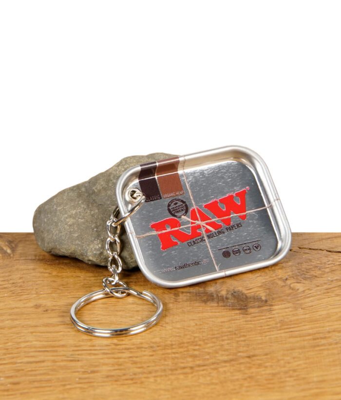 RAW Tiny Tray Schlüsselanhänger aus Metall auf Holztisch mit Stein