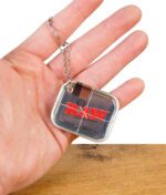 RAW Mini-Rolling-Tray Schlüsselanhänger aus Metall liegt in geöffneter Hand