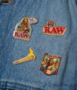 RAW Pins als Accessoire an einer Jeansjacke – bunte Motive für RAW-Fans
