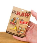 RAW Pin Set mit ikonischen Motiven – in der Hand präsentiert