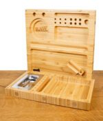 RAW Triple Flip Rolling Tray – geöffnete Bambus-Drehstation mit Aufbewahrungsfächern
