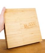RAW Triple Flip Rolling Tray in geschlossener Form – Bambus-Drehstation in Hand gehalten