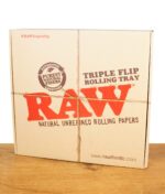 Verpackung des RAW Triple Flip Rolling Tray – Karton mit rotem Logo und Branding