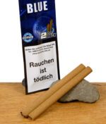 Detailansicht der Juicy Blue Zigarrenhülsen – zwei Blunts vor geschlossener Verpackung mit „Rauchen ist tödlich“-Hinweis