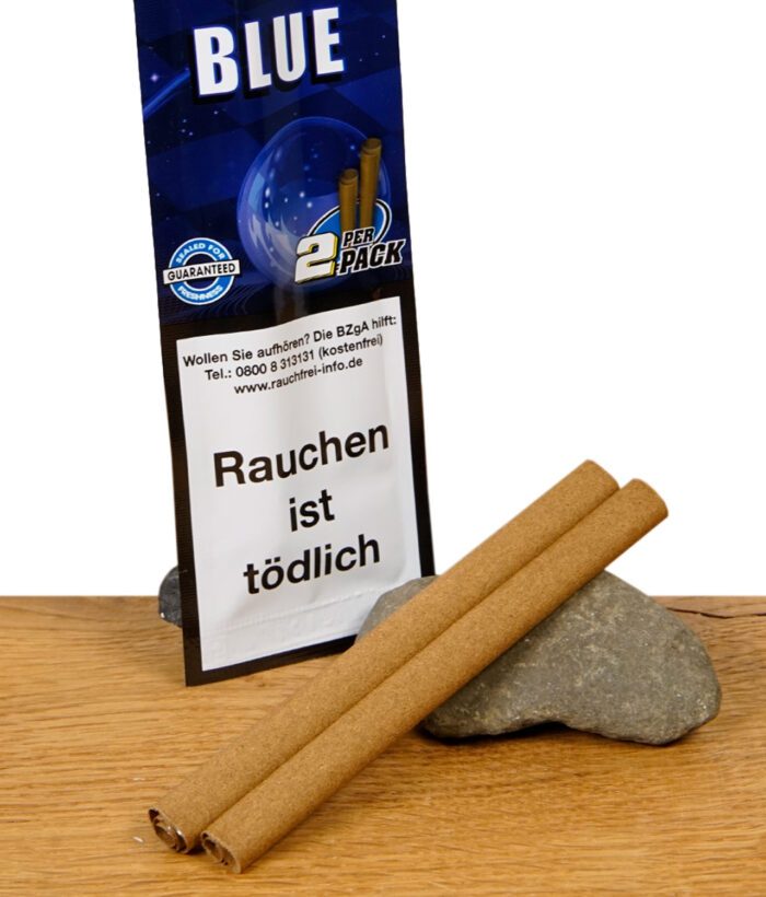 Detailansicht der Juicy Blue Zigarrenhülsen – zwei Blunts vor geschlossener Verpackung mit „Rauchen ist tödlich“-Hinweis