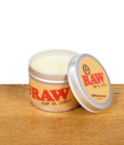 RAW Hemp Oil Candle mit geöffnetem Deckel – natürliche Duftkerze im Metalldöschen