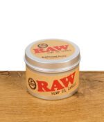 RAW Duftkerze aus Hanföl mit geschlossenem Deckel – Aufschrift „RAWtural Scent“