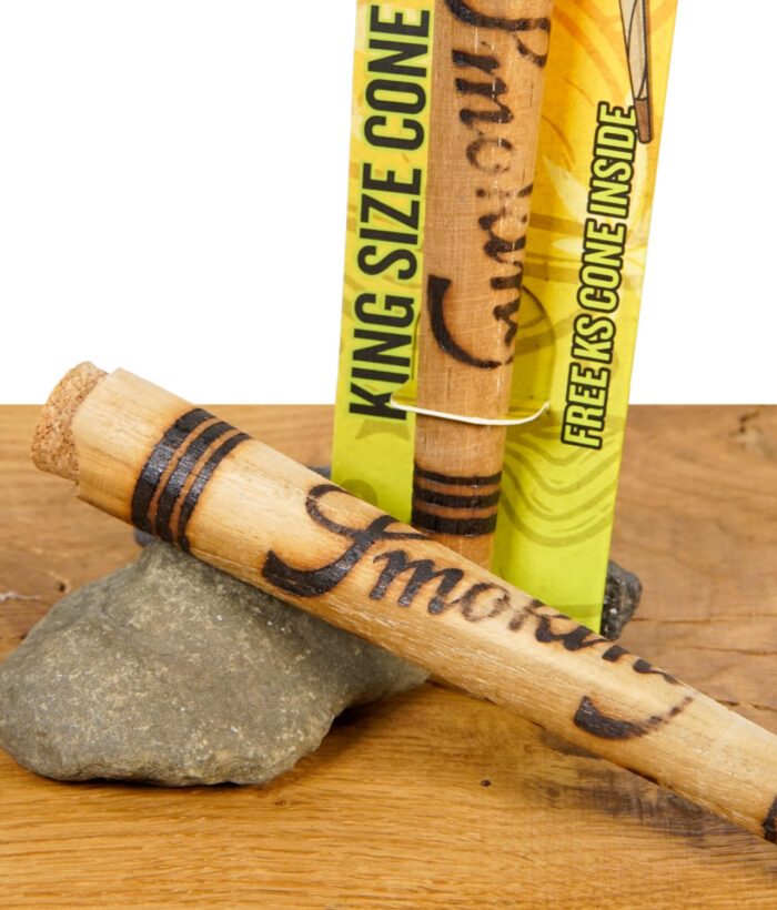 Nahaufnahme des Cone Holders aus Holz mit Gravur „Smoking“ und Verpackung im Hintergrund