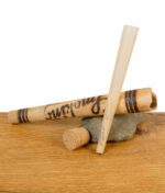Smoking 420 Holz-Tip mit mitgeliefertem King Size Cone und Korken auf Holztisch