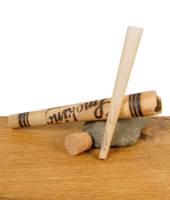 Smoking 420 Holz-Tip mit mitgeliefertem King Size Cone und Korken auf Holztisch