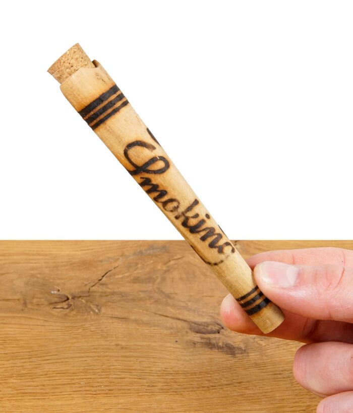 Holz-Tip Smoking 420 King Size Cone Holder mit Korkverschluss in Hand gehalten