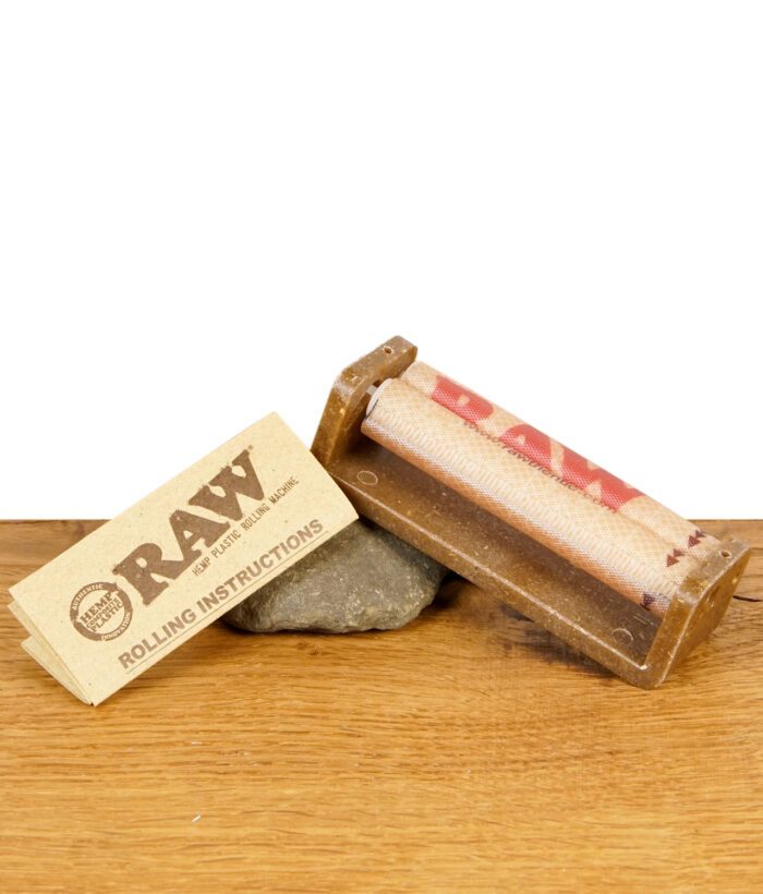 RAW Classic Drehhilfe aus Hanfplastik mit Anleitung auf Holzuntergrund liegend