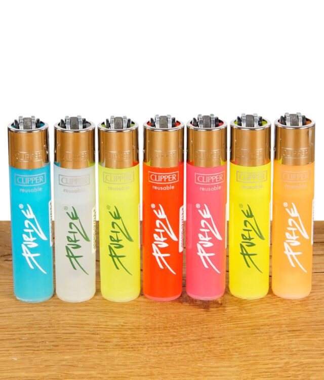 Bunte Auswahl an Clipper Feuerzeugen im Purize Design in einer Reihe aufgestellt