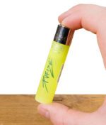 Gelbes Clipper Feuerzeug von Purize zwischen Daumen und Zeigefinger gehalten