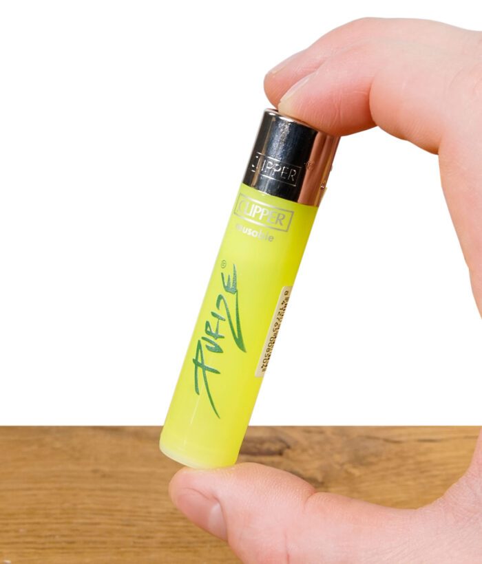 Gelbes Clipper Feuerzeug von Purize zwischen Daumen und Zeigefinger gehalten