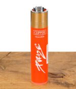 Rotes Clipper Feuerzeug mit weißem Purize Schriftzug auf Holzoberfläche