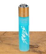 Blaues Clipper Feuerzeug mit weißem Purize Schriftzug zentral ausgerichtet