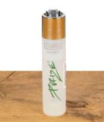 Transparent weißes Clipper Feuerzeug mit grünem Purize Logo stehend auf Holztisch