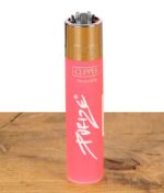 Pinkes Clipper Feuerzeug mit auffälligem Purize Logo mittig platziert