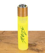 Neongelbes Clipper Feuerzeug mit grünem Purize Logo auf Holzfläche