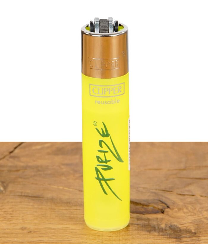 Neongelbes Clipper Feuerzeug mit grünem Purize Logo auf Holzfläche