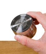 Edelstahlgrinder von Black Leaf mit Gravur wird in der Hand gehalten