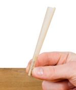 Hand hält einen ungefüllten OCB Slim Cone mit sichtbarem Filter